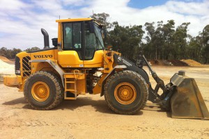 <b>Front End Loaders</b><br /> <b>Capacity:</b> 2.5m3 – 5m3 bucket<br /> <b>Features:</b> Wide floatation tyres